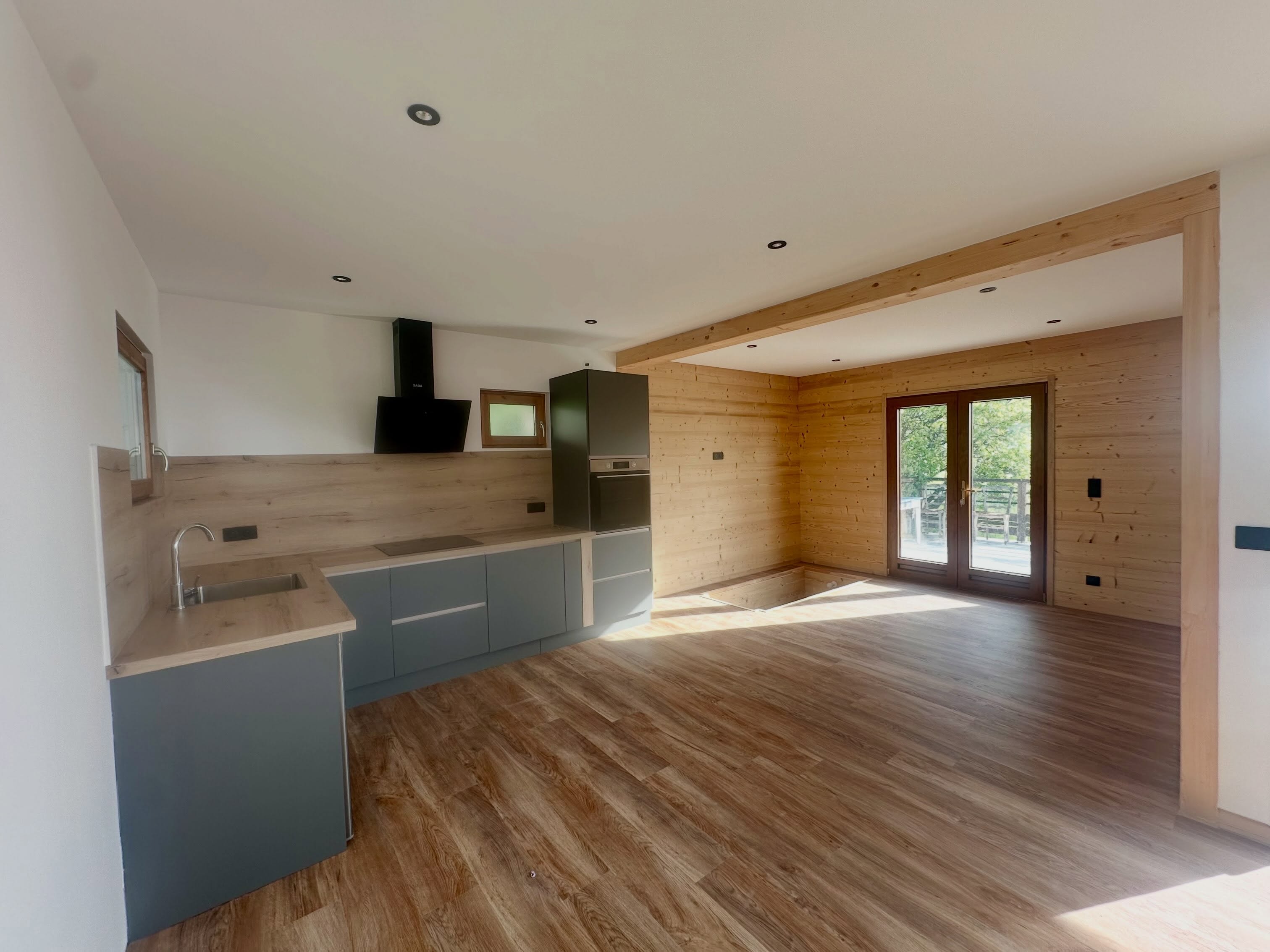 🏡 Avant / Après – Rénovation complète d’un chalet à La Côte d’Aime ✨ Une rénovation intérieure entièrement…